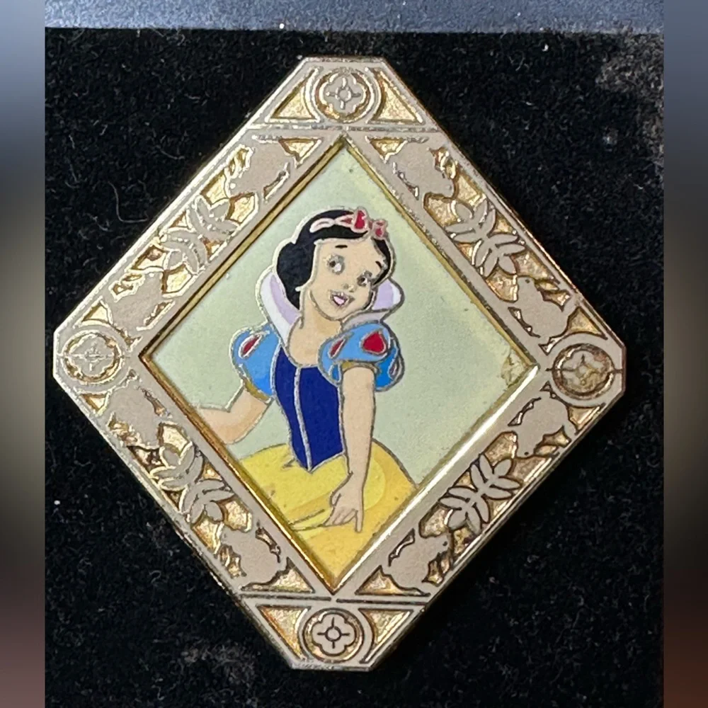 NEW Disney Princess Snow White 2004 Pin Trading Around the World D8